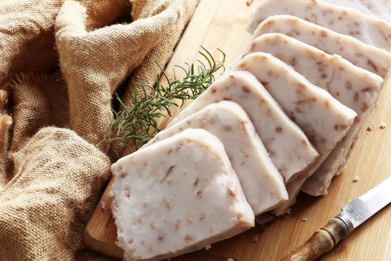 Finas lonchas de lardo di Colonnata, un embutido icónico para comer en la Toscana.