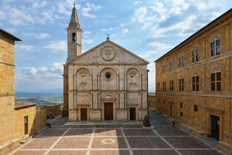 Piazza Pío II de Pienza con la catedral renacentista y el palazzo piccolomini al fondo, Val d'Orcia Toscana