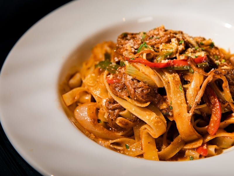 Plato de pappardelle al cinghiale, una experiencia esencial de comer en la Toscana.