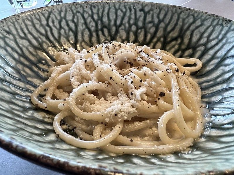 Un plato rústico de pici cacio e pepe, perfecto para comer en la Toscana.