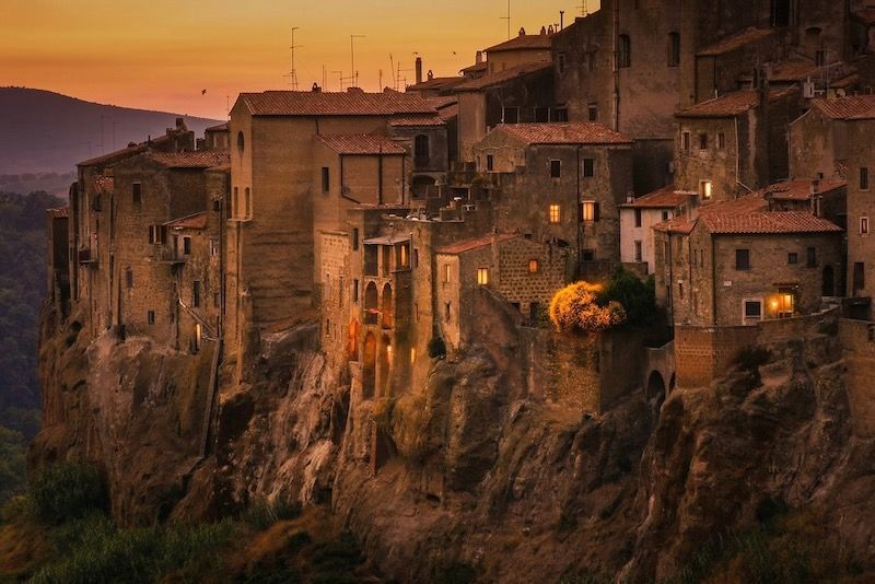 Pitigliano Maremma Toscana pueblo roca tufa atardecer