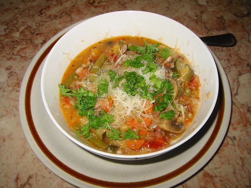 Un plato de ribollita humeante, perfecto para comer en la Toscana.