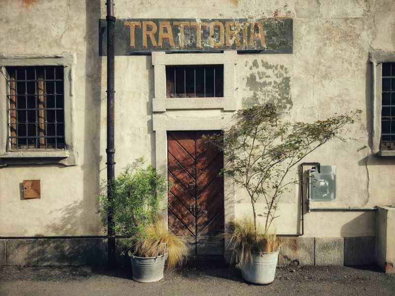 Fachada rústica de una trattoria tradicional para comer en la Toscana.