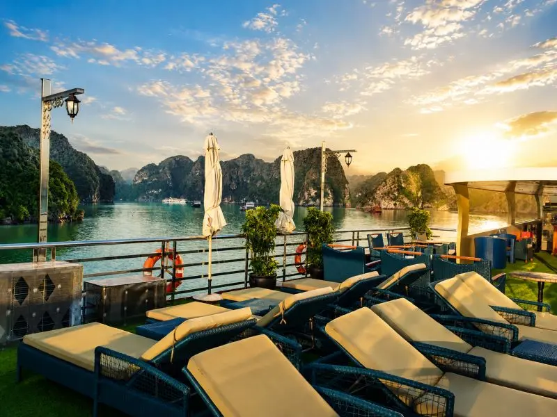 cubierta del crucero por la bahia de ha long