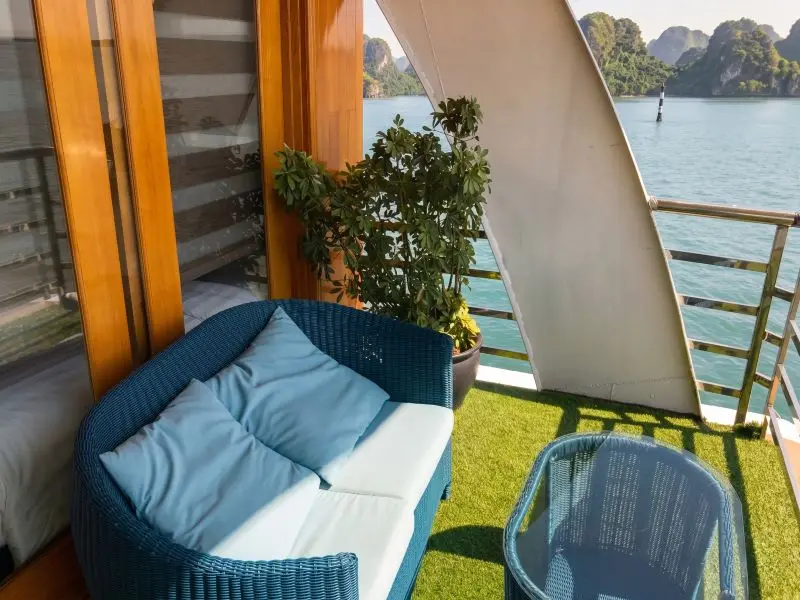 terraza de camarote en crucero por la bahia de ha long