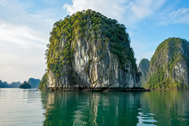 islote kárstico bahía de Ha Long Vietnam