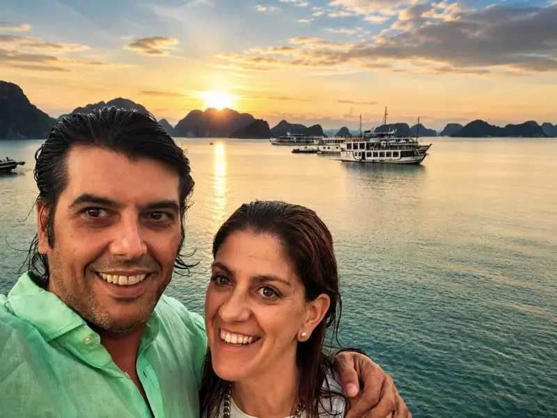 pareja de el eterno cafe en crucero por la bahia de ha long