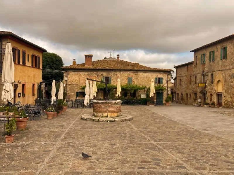Plaza de Monteriggioni tipica de la Toscana