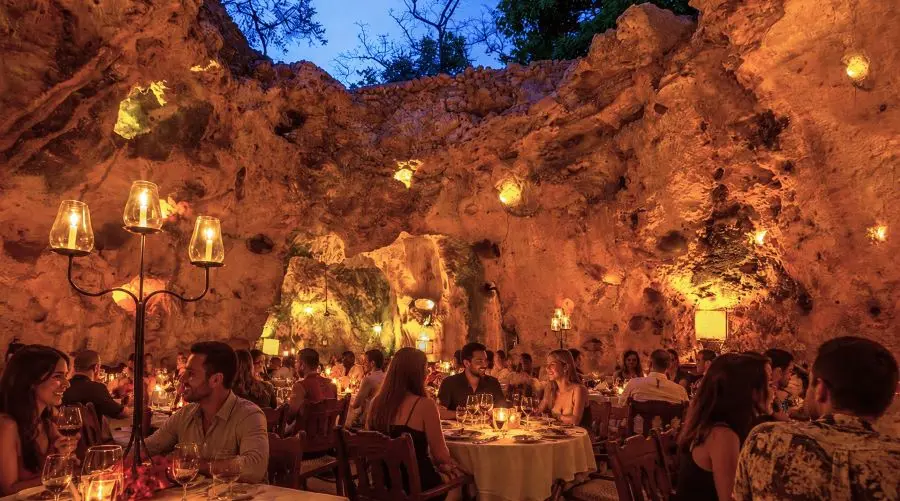 Ali Barbour's Cave Diani: cena romántica en una cueva de coral en la costa de Kenia