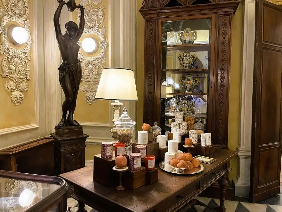 Farmacia Santa Maria Novella Florencia interior