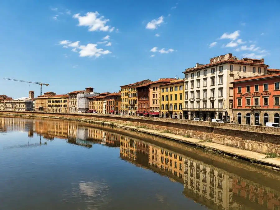 Lungarno Pisa río Arno paseo