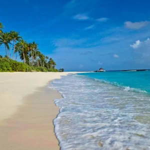 Diani Beach, la mejor playa de Kenia: arena blanca y aguas turquesas del océano Índico