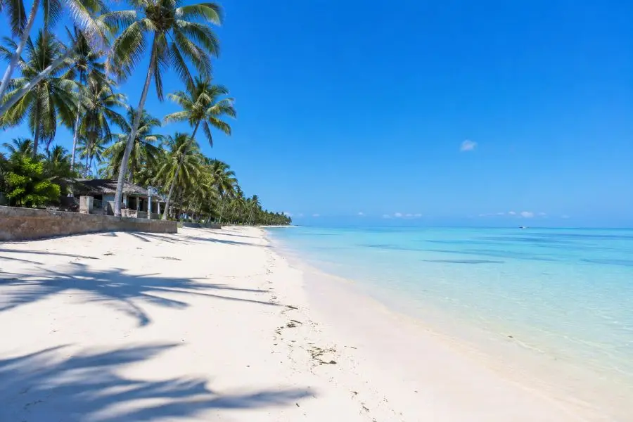 Mejor época para visitar Diani Beach: temporada seca con cielo despejado en la costa de Kenia