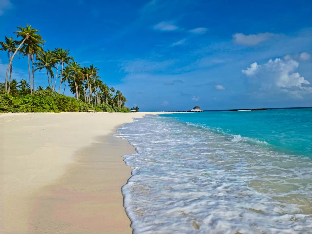 Diani Beach, la mejor playa de Kenia: arena blanca y aguas turquesas del océano Índico