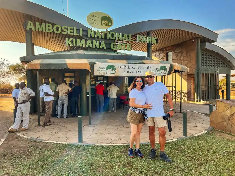 La entrada al parque nacional de Amboseli a veces acumula multitud de guias esperando sus tickets