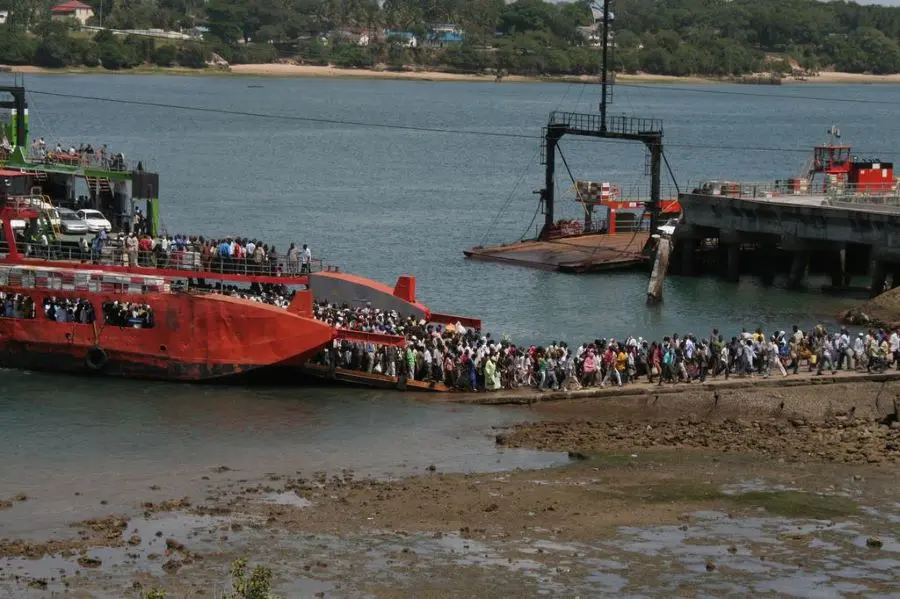 Una de las cosas imprescindibles que hacer en Mombasa es subir en el ferry Likoni
