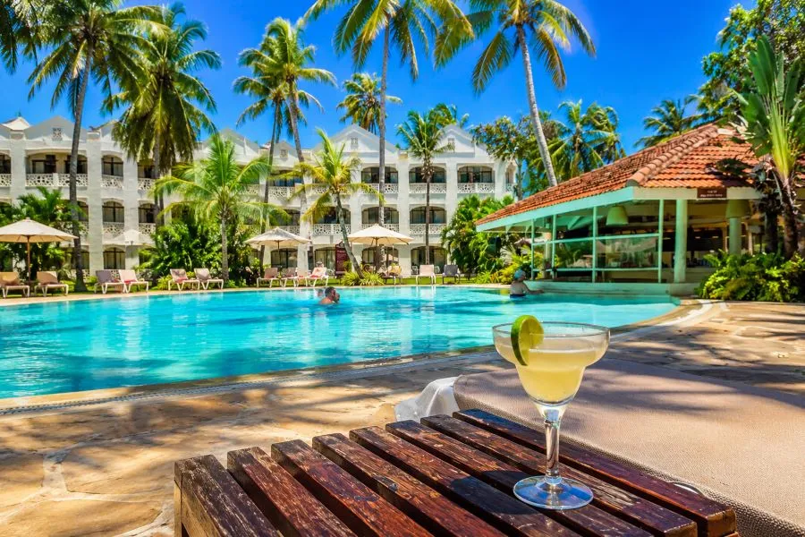 Piscina rodeada de jardines tropicales en el Sarova White Sands
