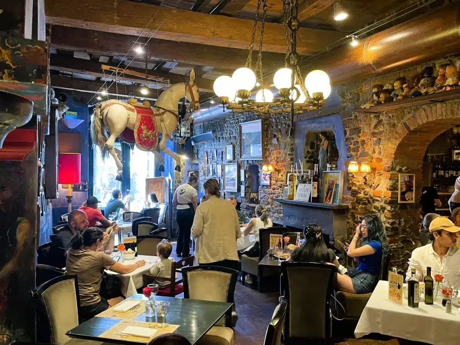 Interior dela Trattoria Zazà uno de los mejores lugares donde comer en Florencia