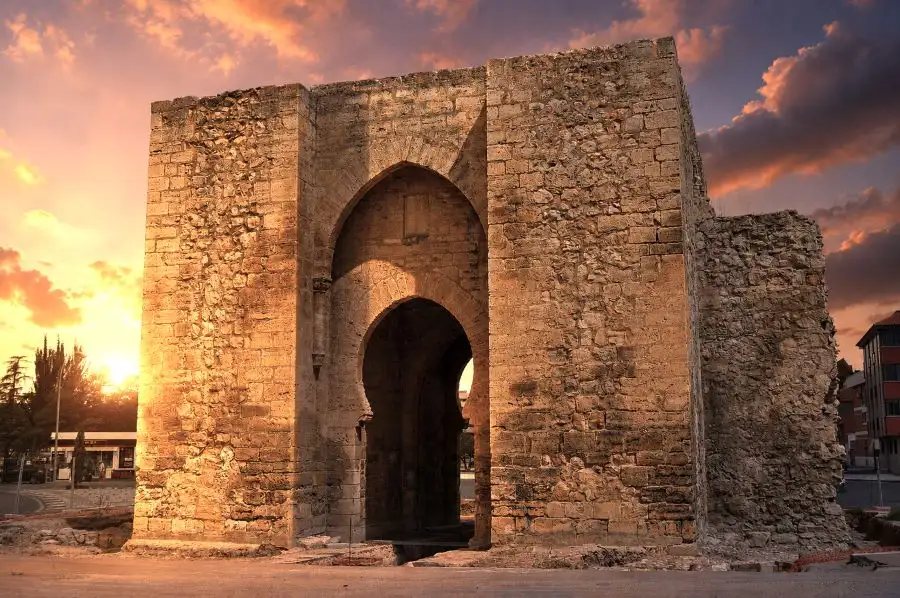 puerta de toledo ciudad real muralla medieval