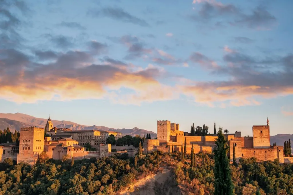 Si vas a viajar por España, la majestuosa Alhambra de Granada es una parada obligatoria. Descubre la historia, la arquitectura y los jardines de este icónico palacio andaluz en un atardecer inolvidable.