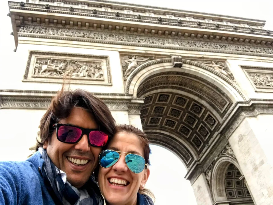 El eterno cafe bajo el arco del triunfo de paris