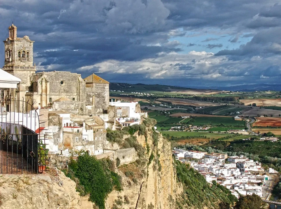 vistas del pueblo blanco de arcos de la frontera y el rio guadalete