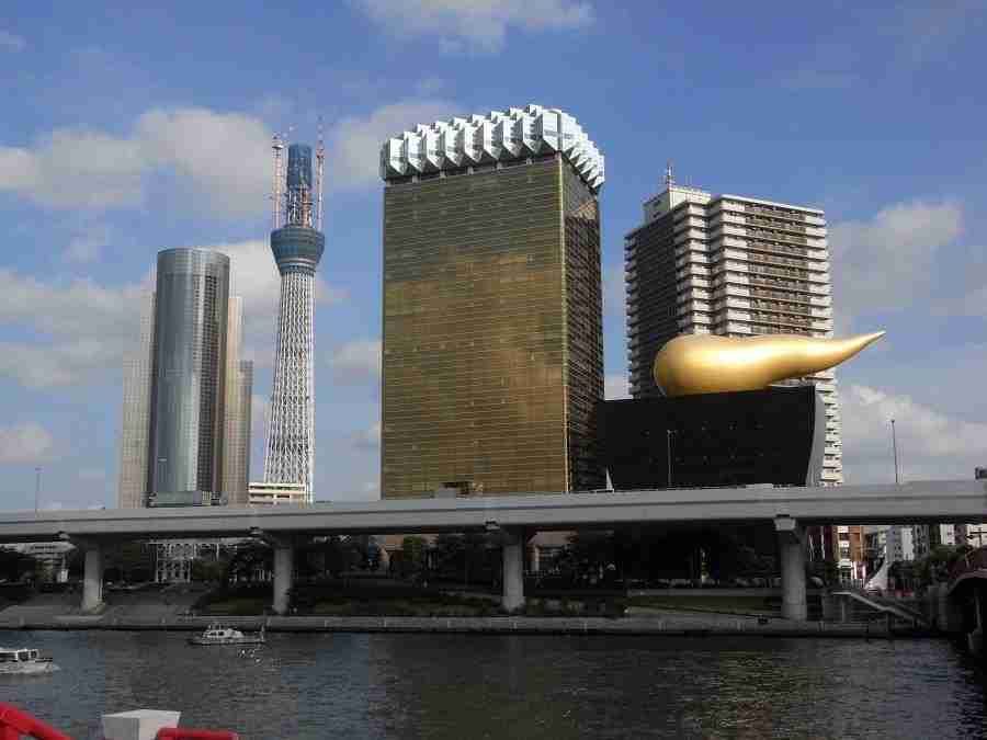 Asahi Beer Hall en Asakusa, uno de los lugares que ver en Asakusa con su icónica llama dorada