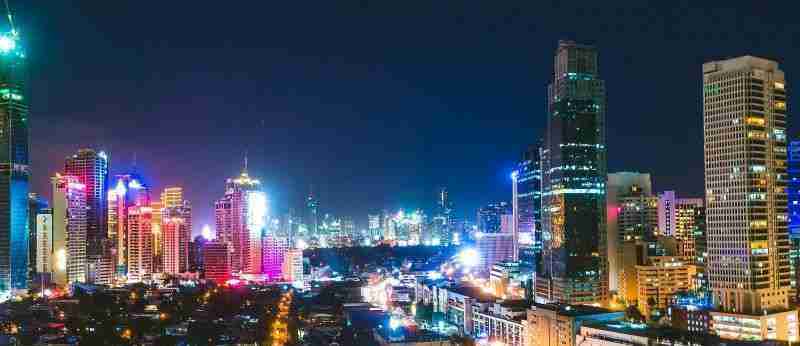 Vista Nocturna del barrio de Makati en Manila