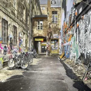 Callejón con grafitis en Berlín
