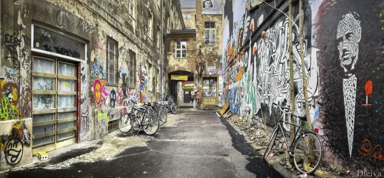 Callejón con grafitis en Berlín