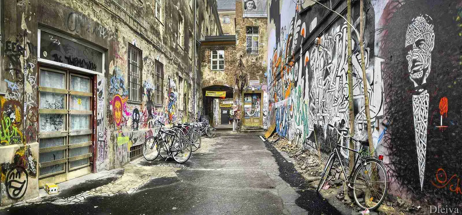 Callejón con grafitis en Berlín