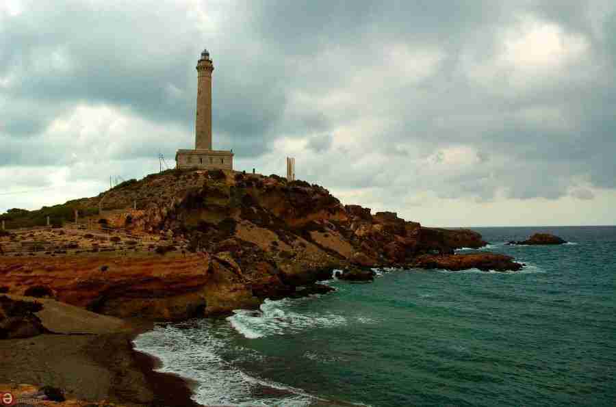 Faro de Cabo de Palos en un día nublado, en los alrededores de Murcia
