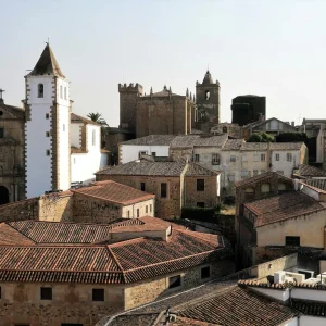 Casco histórico de Cáceres al atardecer. Ruta por Extremadura en 7 días