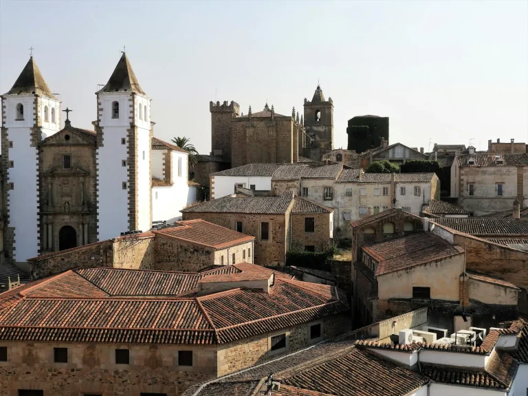 Casco histórico de Cáceres al atardecer. Ruta por Extremadura en 7 días