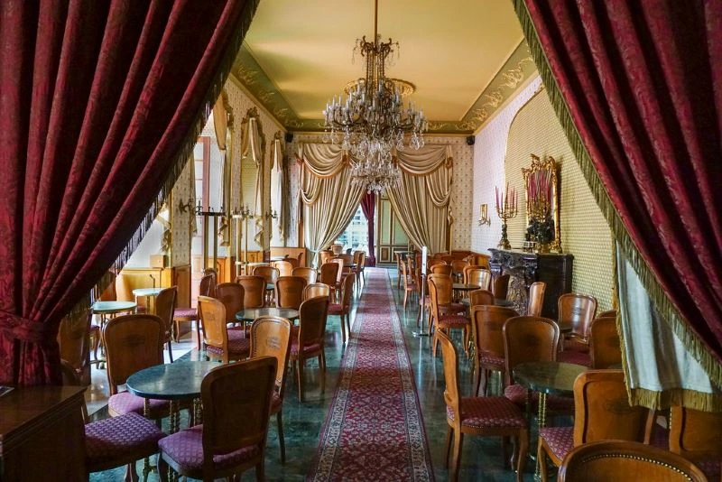 Salon vacio del Café Gerbeaud de Budapest