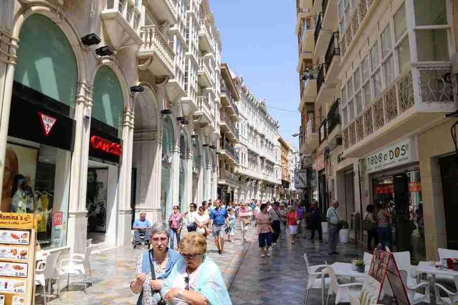Calle Mayor de Cartagena llena de turistas. Uno de los mejores lugares por los que pasear en Cartagena