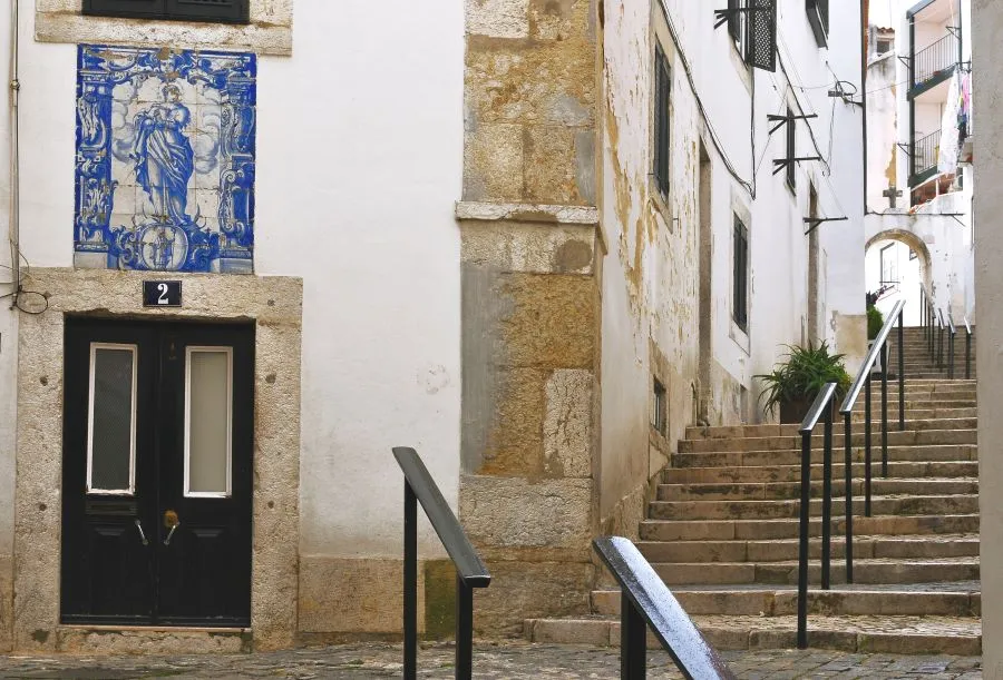Calles de Alfama, ideal para dormir en Lisboa con encanto histórico
