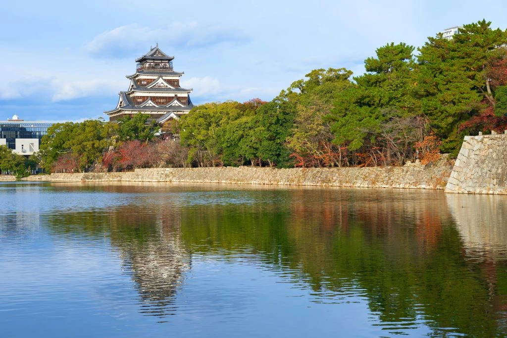 Vista del Castillo de Hiroshima desde sus jardines