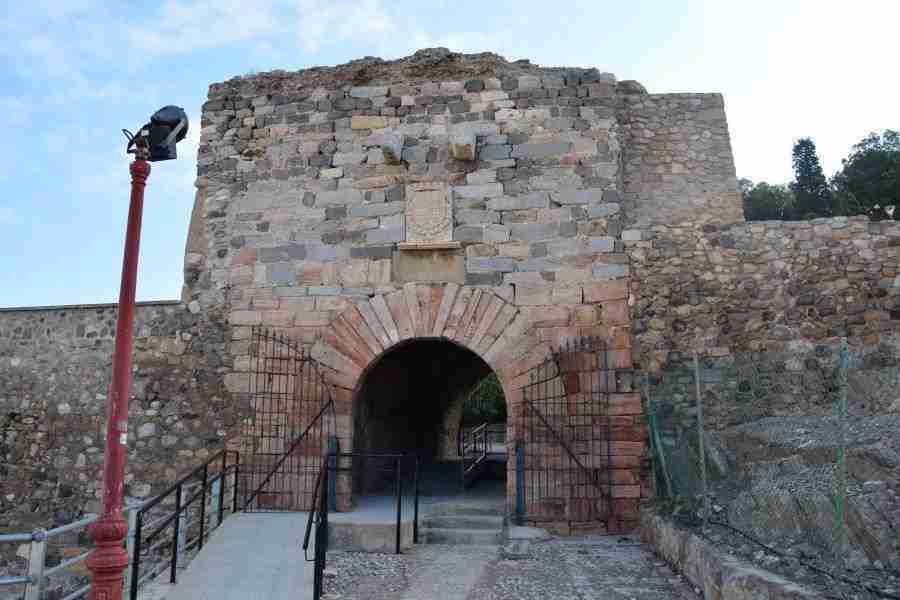 Entrada al Castillo de la Concepción de Cartagena. Uno de los lugares imprescindibles que ver en Cartagena