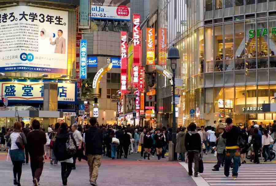 Center Gai, una de las principales calles de Shibuya, Tokio con neones y ambiente nocturno