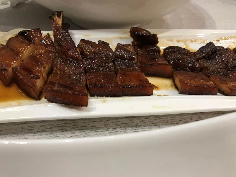 Plato de cerdo tradicional filipino
