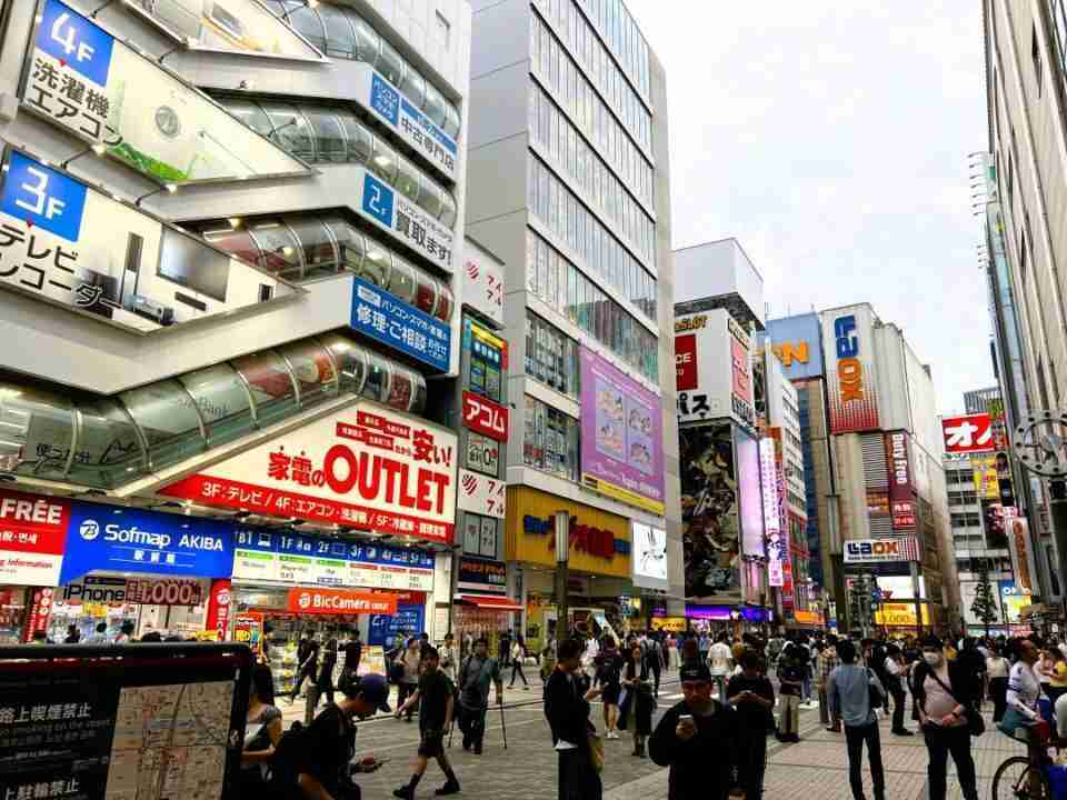 Calle Chūō-dōri en Akihabara, Tokio, con tiendas de anime, manga y electrónica
