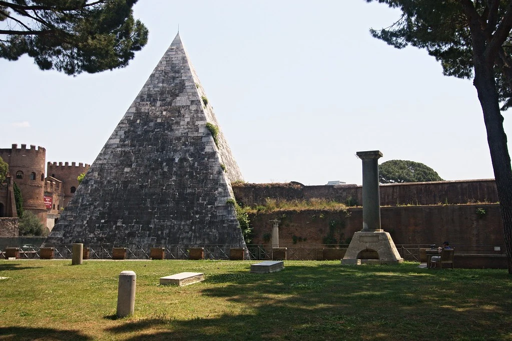 El cementerio acatolico es otro de los ricones con encanto y poco concurridos de Roma