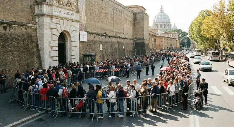 Cola de turistas en los Museos Vaticanos en 2025