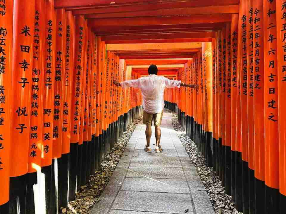 El sendero de puertas torii rojas en Fushimi Inari
