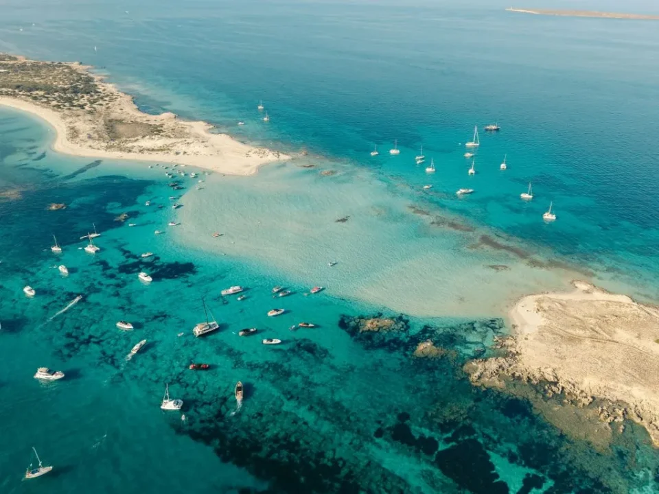 Si buscas playas paradisíacas, viajar por España te llevará a Formentera. Descubre la belleza de sus aguas turquesas, un paraíso natural en las Islas Baleares perfecto para el descanso.