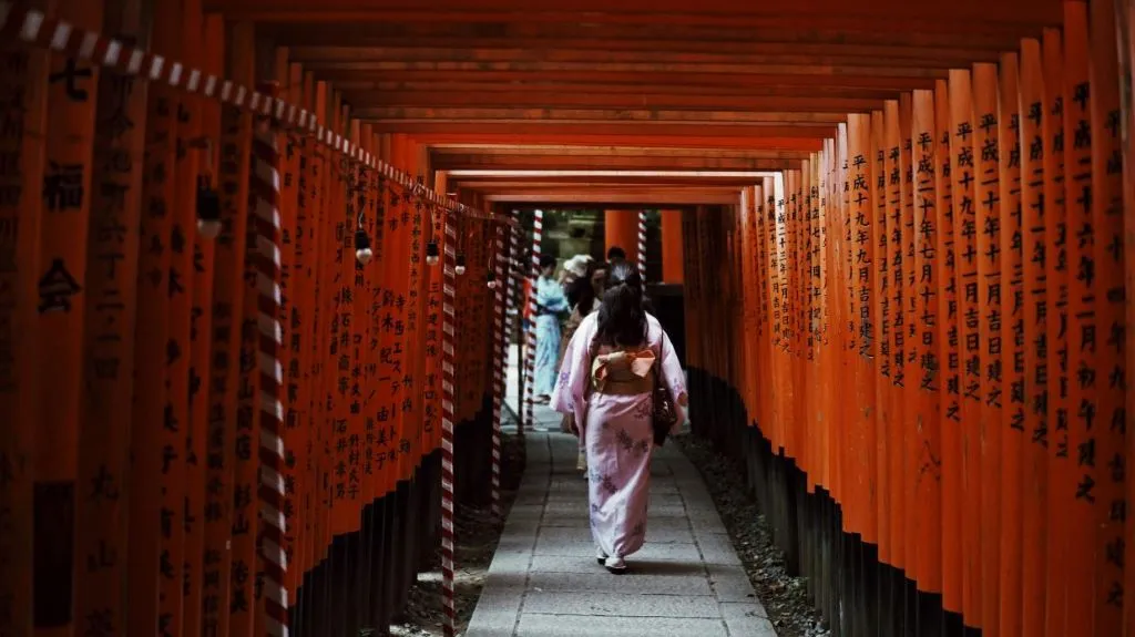 Sendero de torii en Fushimi Inari Taisha, visita imprescindible en Kioto