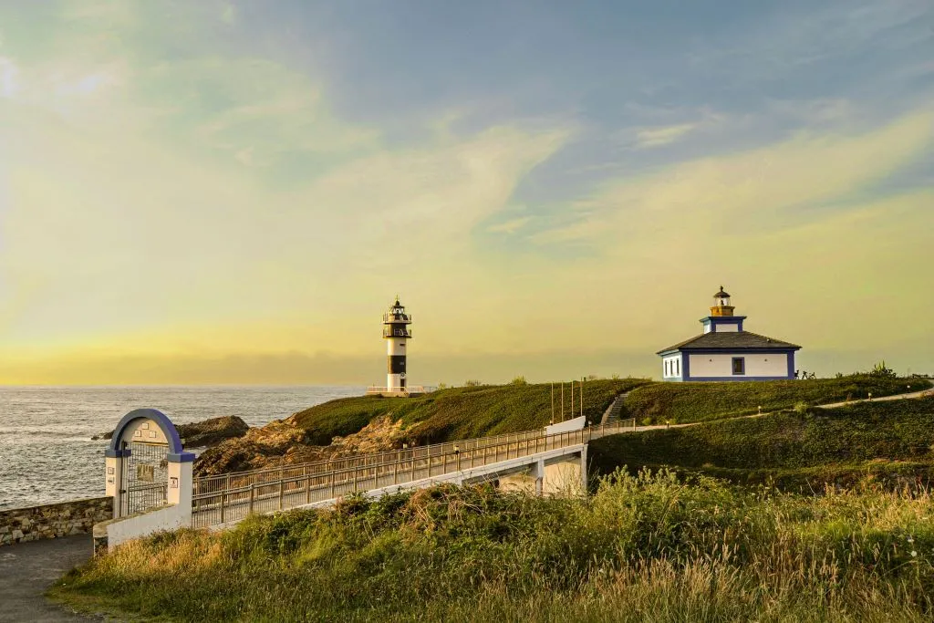 Descubre la magia del norte al viajar por España. Esta foto del faro de la Isla Pancha en Ribadeo, Galicia, te invita a explorar sus costas místicas, paisajes verdes y la auténtica esencia atlántica.