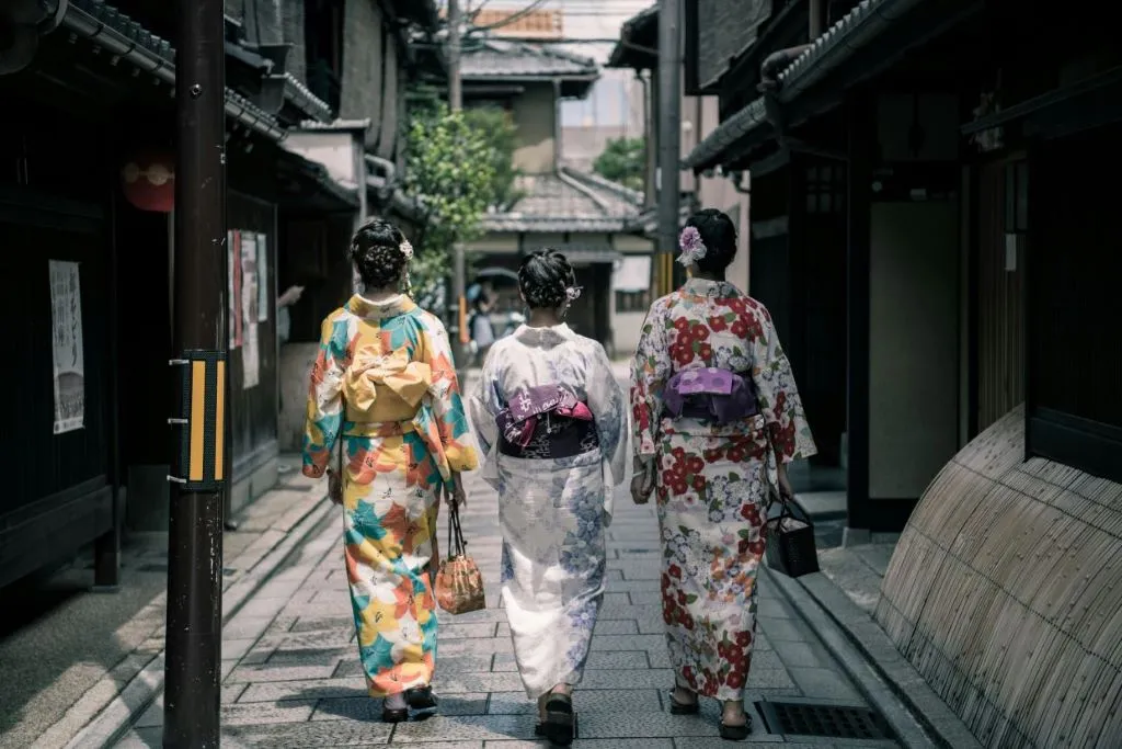Geishas caminando por el barrio tradicional de Gion en Kioto, Japón