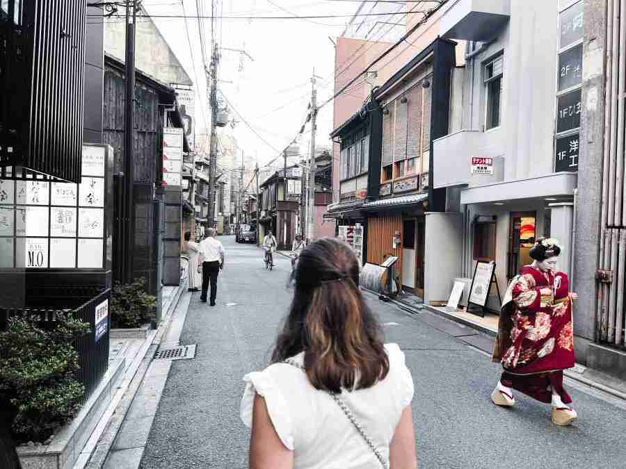 Una calle de Gion con casas machiya y Maiko paseando